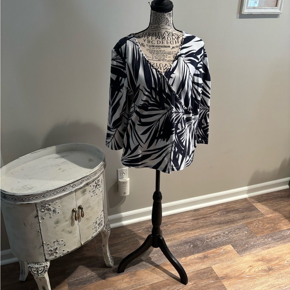 Like new heart of palms black/white top vneck